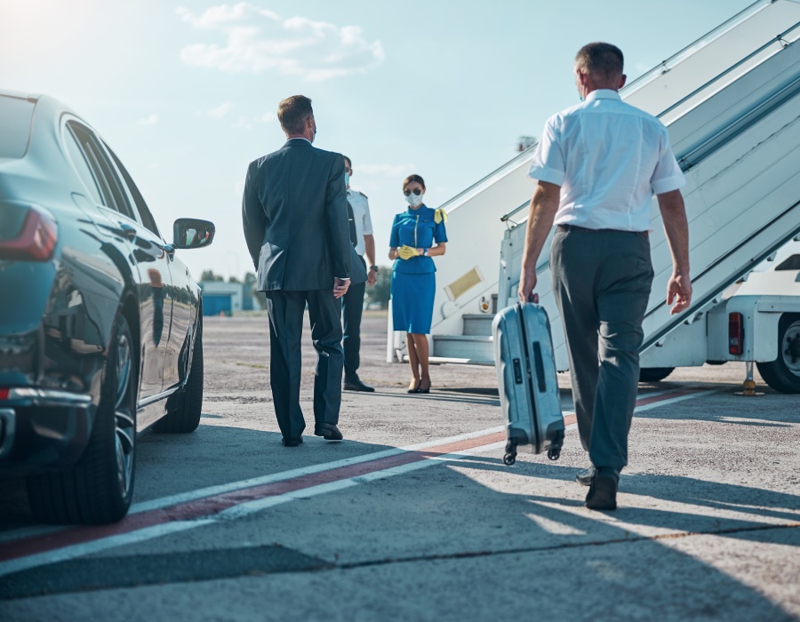Chauffeur privé MSK VTC accompagnant un client vers son vol à l’aéroport