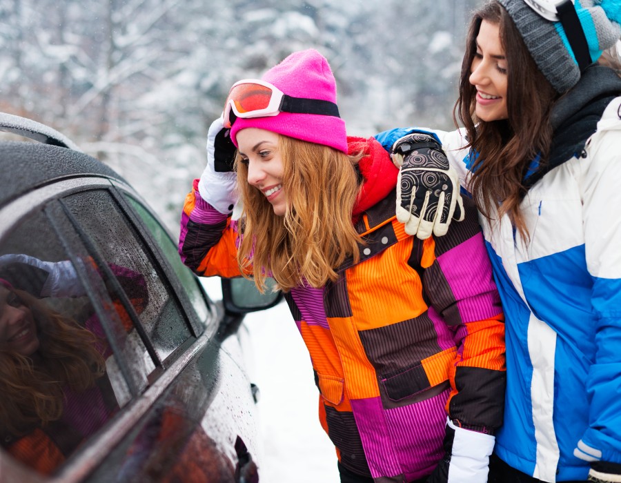 Amies prêtes pour un séjour à la montagne